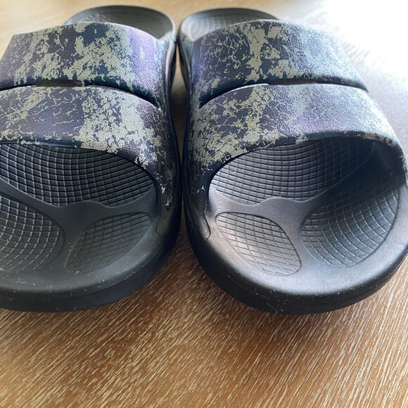 OOFOS Unisex Slide Recovery Footwear in Iridescent Snake Women’s 8 - Men’s 6 - Picture 2 of 7